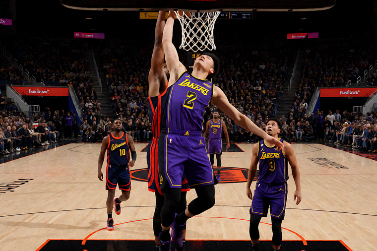 NBA常规赛湖人勇士对决比赛精彩瞬间
